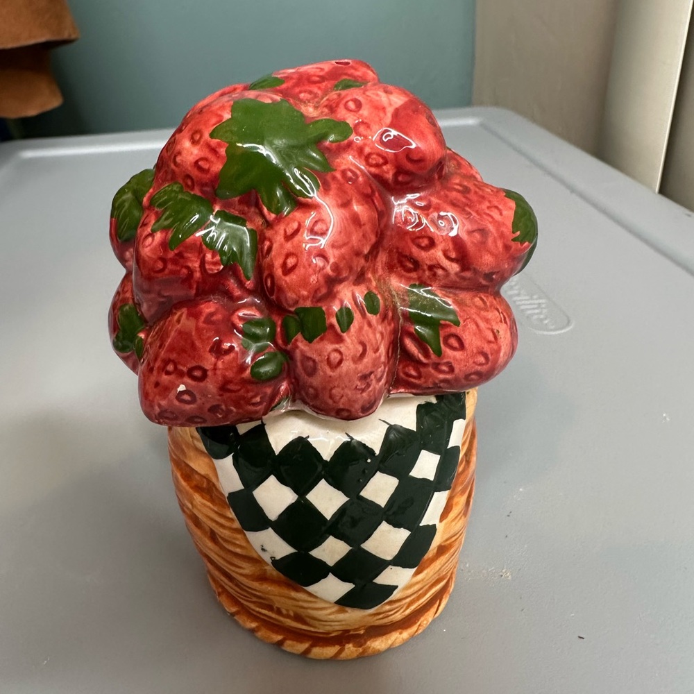 Basket of Berries Salt & Pepper Shaker Set Collectors Farmhouse Cottagecore